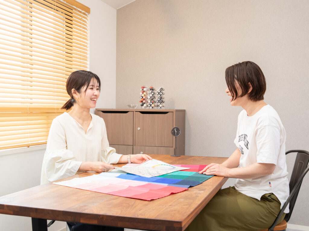 カラードレープを使ったパーソナルカラーの説明の様子