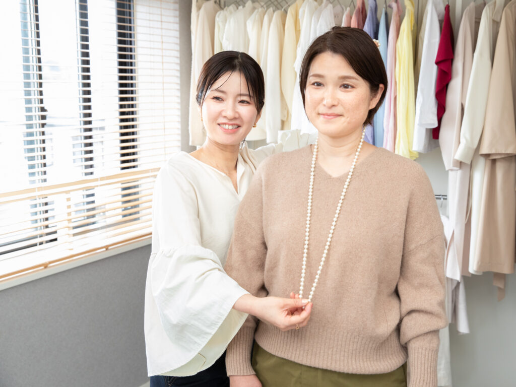 洋服を使って着こなしを提案する骨格診断の様子